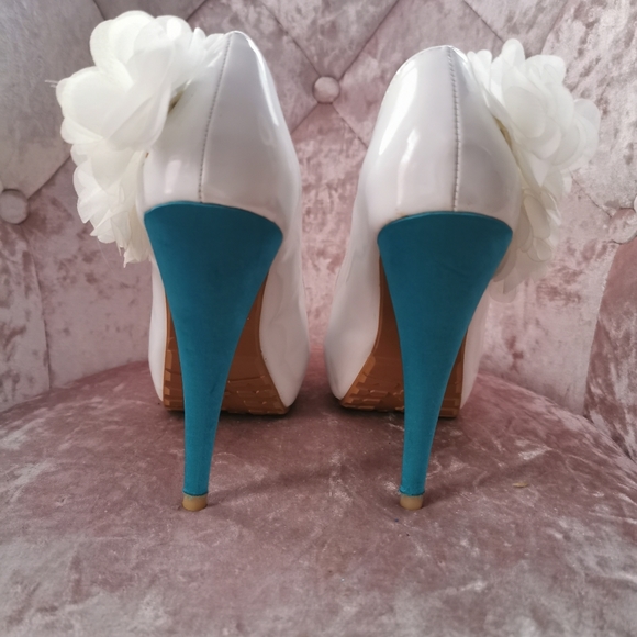 Heels - Picture 3 of 4